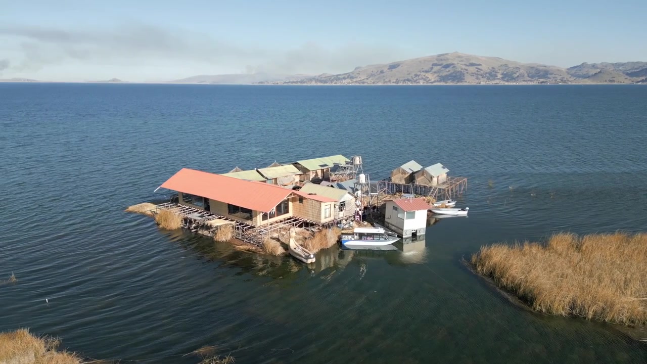 Isole galleggianti degli Uros sul Lago Titicaca in Perù, Sud America