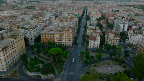 Vista-De-ángulo-Alto-Del-Río-Tíber,-Puente-De-Carretera-Y-Terraplén.-Incline-Hacia-Arriba-Revelando-El-Paisaje-Urbano-En-El-Crepúsculo.-Roma,-Italia