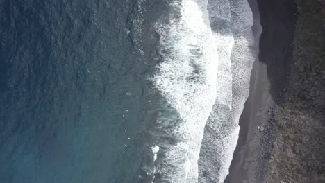 Vista-Superior-De-Olas-Espumosas-Que-Llegan-A-La-Playa-De-Nogales-En-La-Palma,-Islas-Canarias,-España-Con-Arena-Volcánica-Negra