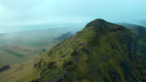 冰島斯科加福斯<unk>布 (skogafoss) 的山脈,被霧<unk>包圍的火山.