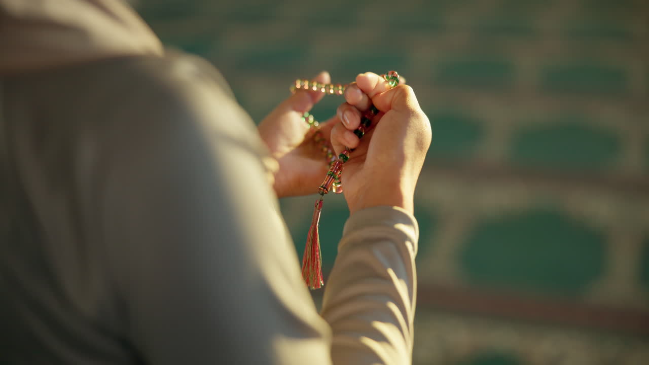 기도 구슬 을 들고 기도 하는 손