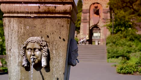 Detail-Eines-Alten-Wasserspeierbrunnens-In-Einem-Park