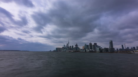 Lapso-De-Tiempo-Del-Horizonte-De-Toronto-Desde-El-Otro-Lado-De-La-Bahía-En-El-Muelle-De-Polson