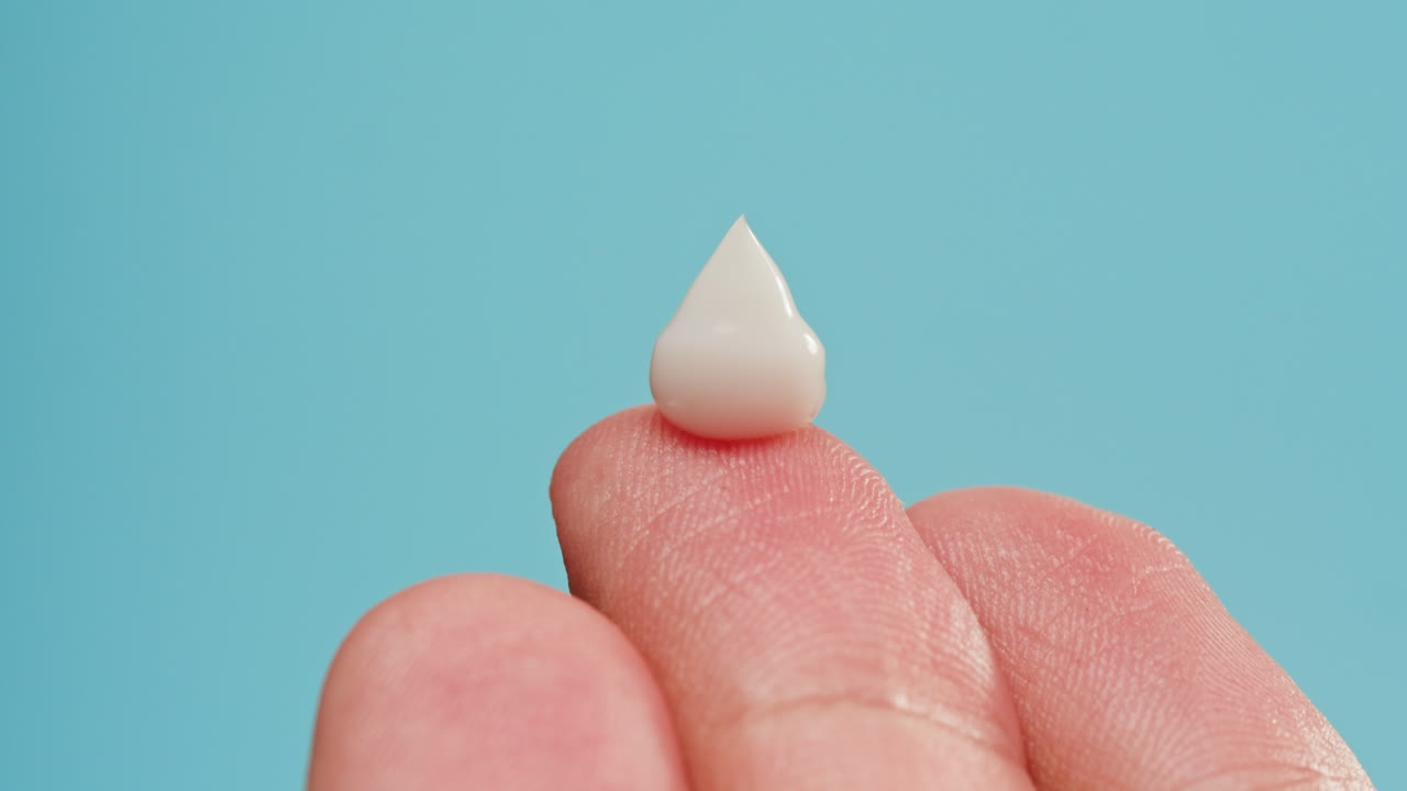 la aplicación de crema en el dedo