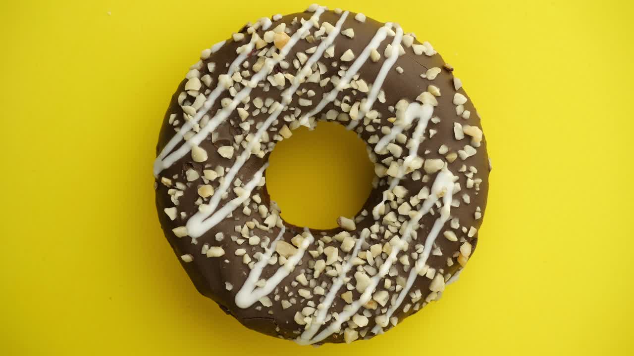 el donut glazado de primer plano.