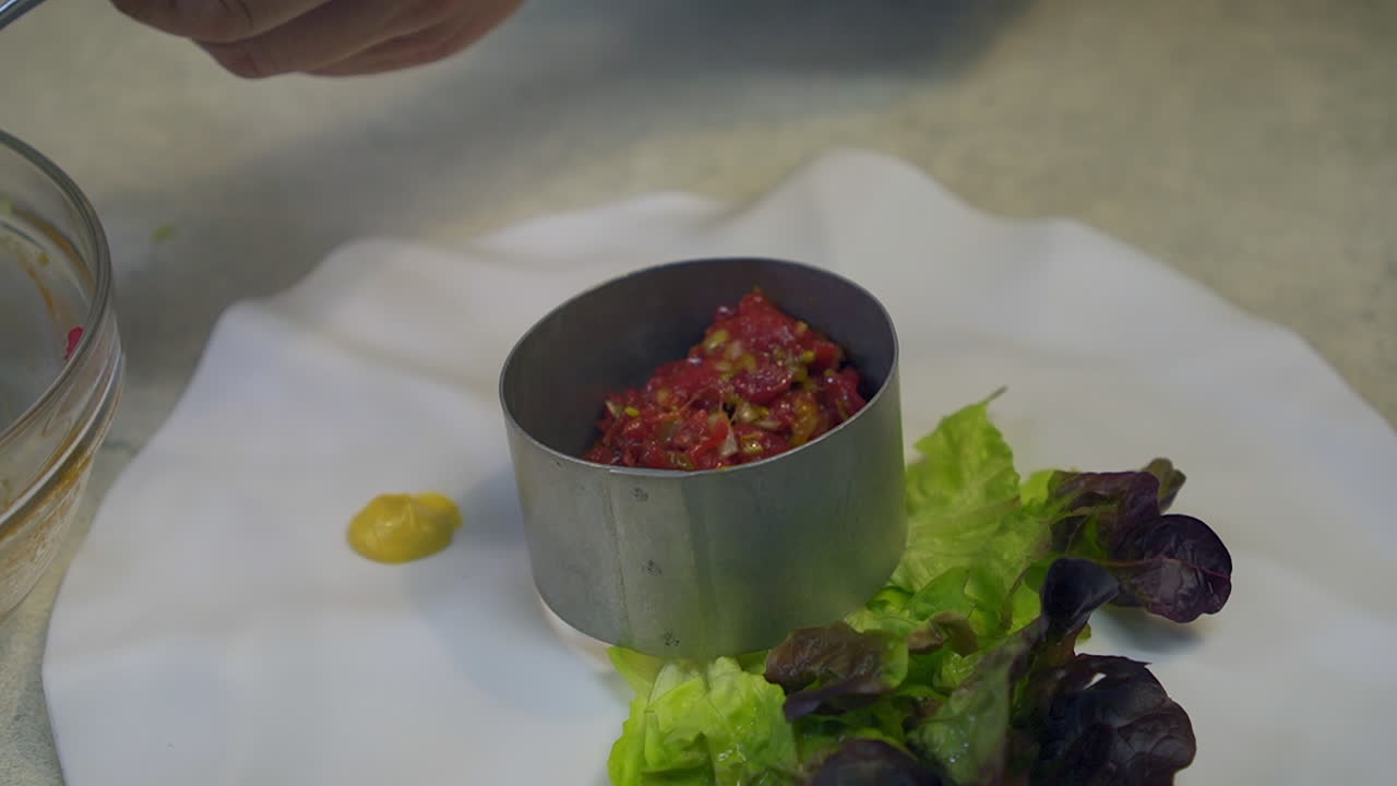 tartar de ternera con helado de mostaza