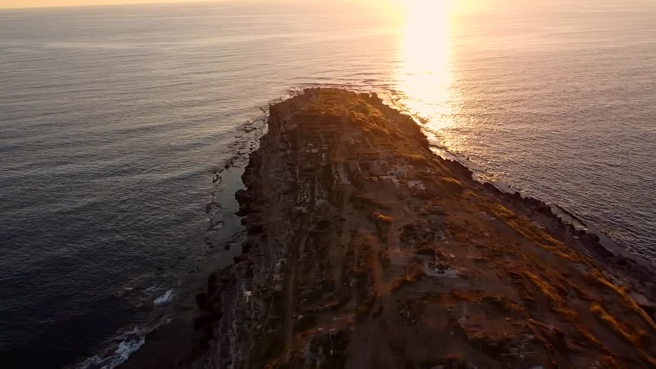 레바논 안페(anfeh)의 석양에 곶 위를 날다