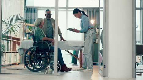 Gesundheitswesen,-Rollstuhl-Und-Eine-Krankenschwester-Im-Gespräch