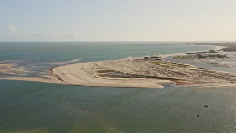 pintoresca playa de dunas de macapa con vistas panorámicas al horizonte a la luz del sol