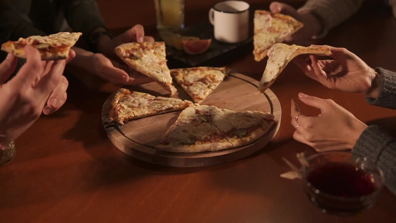 amigos compartiendo pizza