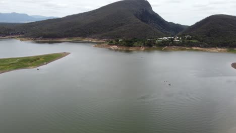 Imágenes-Aéreas-De-Un-Lago-Con-Montañas-Al-Fondo