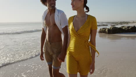 una joven pareja junto al mar
