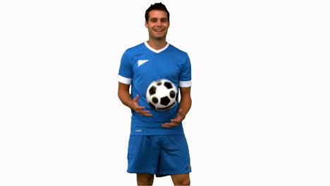 hombre haciendo malabarismos con un fútbol en la pantalla blanca a cámara lenta