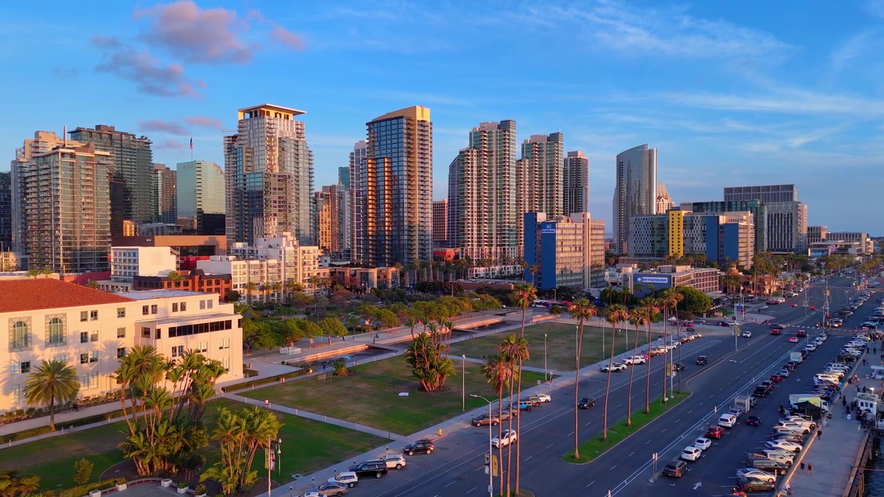 San Diegos skyline med County Administration Center i gyldent sollys set fra luften