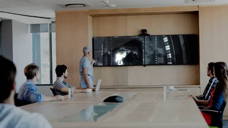 hombre de negocios explicando sobre la pantalla led en la reunión 4k