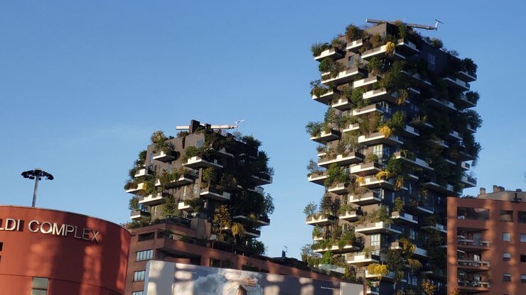 Appartamenti ecologici alti e verdi con piante sulla facciata esterna