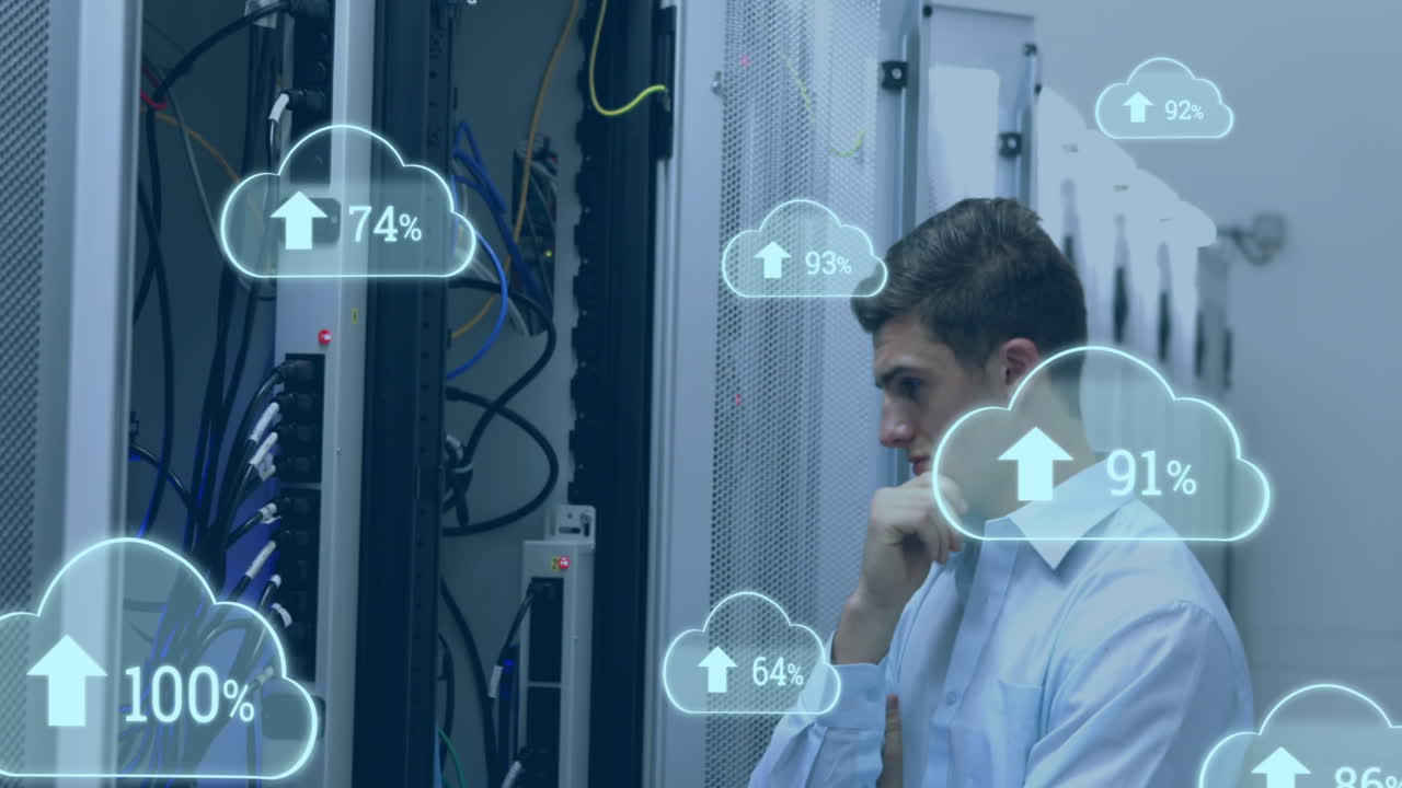 animazione di nuvole con numeri crescenti sopra sorridente uomo caucasico in piedi ai server
