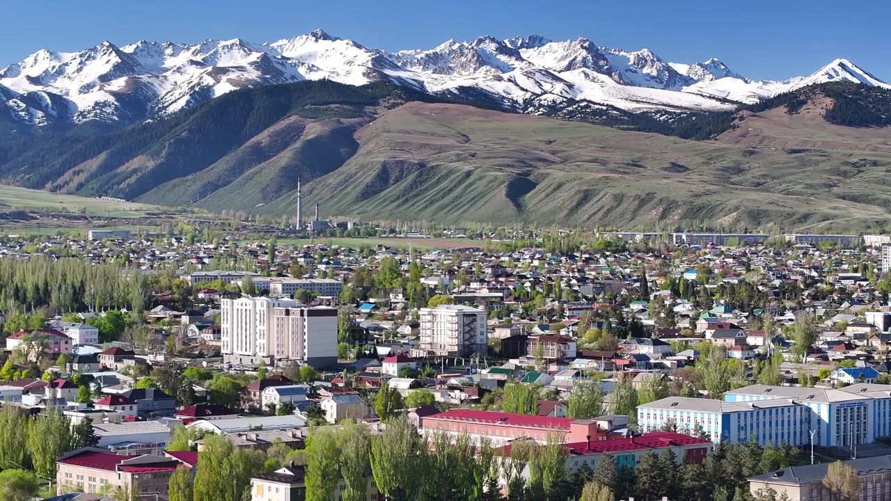 Panorama urbano di Karakol con drone, con sfondo di catena montuosa, paesaggio urbano, Kirghizistan.
