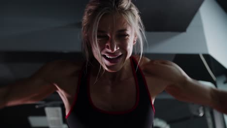 mujer trabajando en el gimnasio