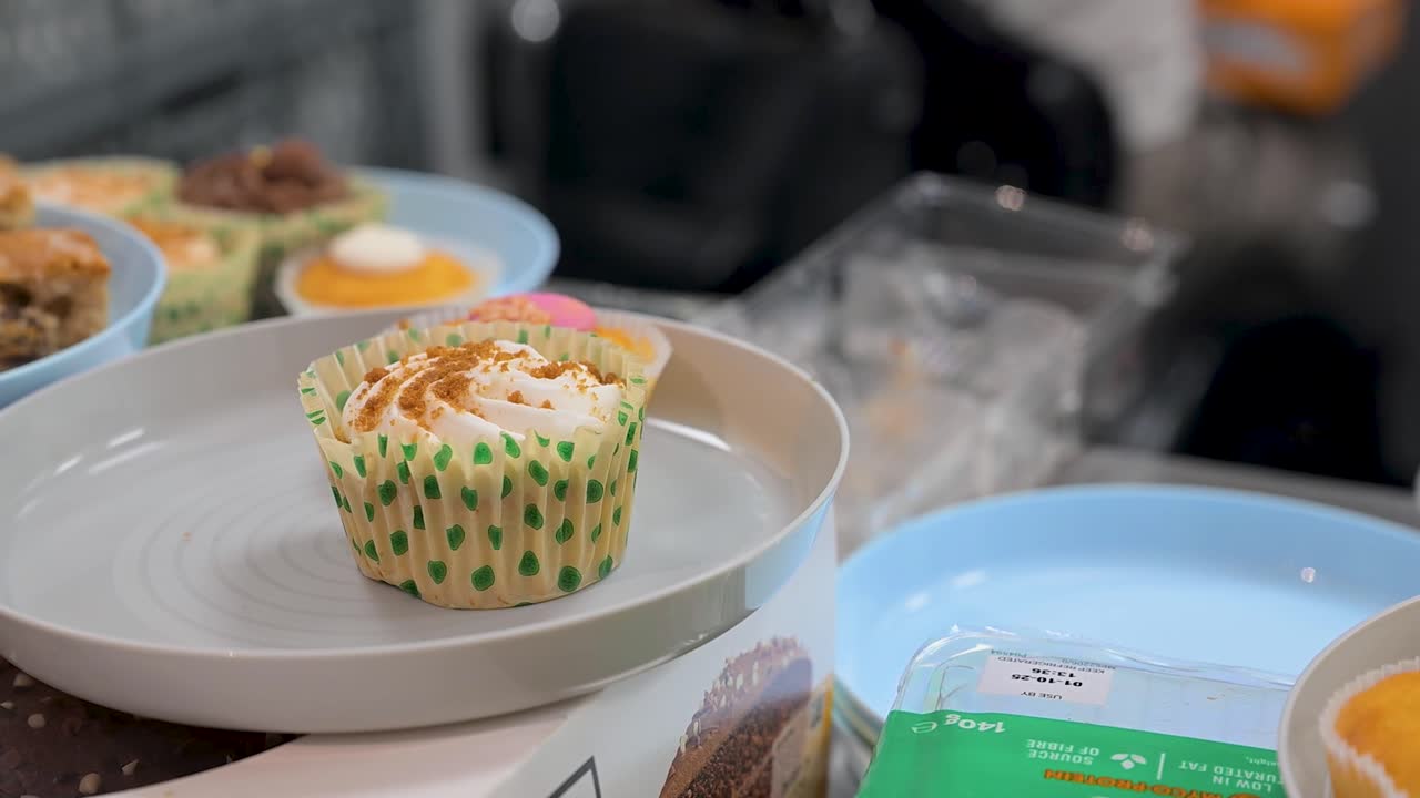 Delizioso cupcake offerto a Londra, Regno Unito, che evidenzia il piacere dei dolci, la presentazione e l'atmosfera invitante della condivisione del cibo