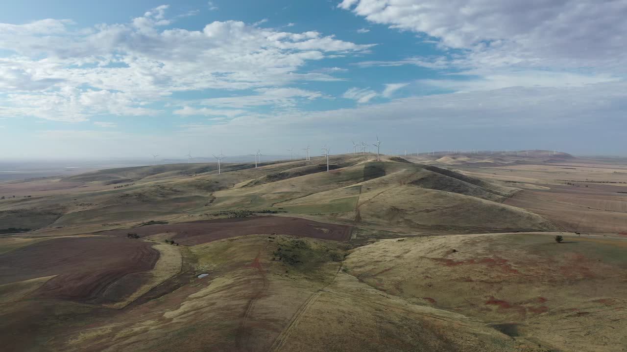 drone dolly shot mirando granja de turbinas eólicas en las montañas del sur de australia