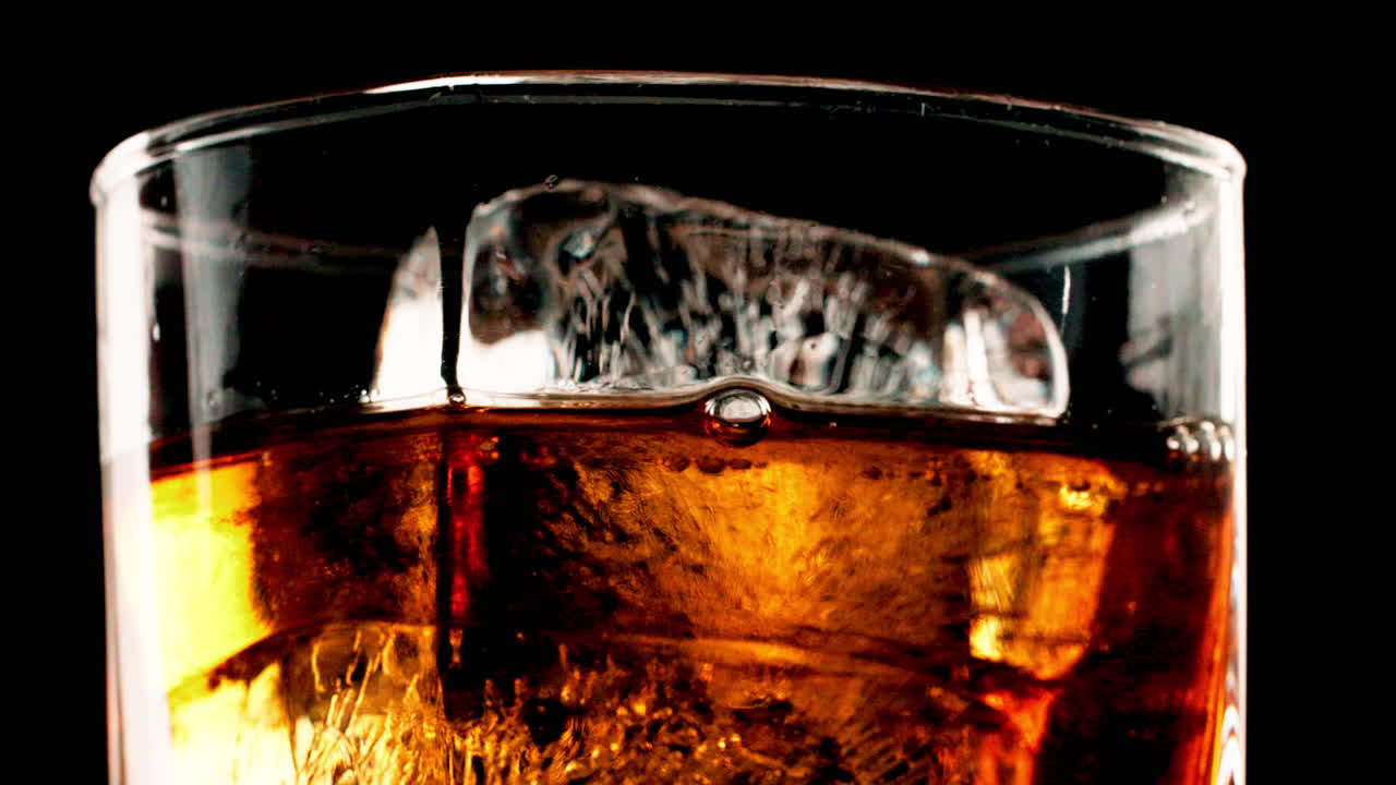 primer plano de una bebida con hielo