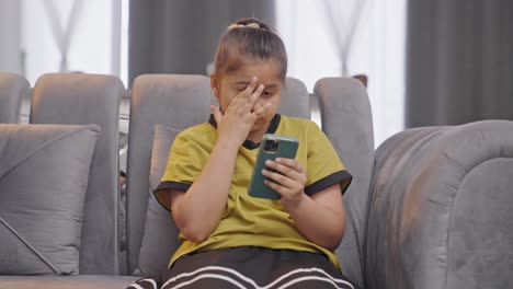 Müdes-Und-Schläfriges-Indisches-Mädchen,-Das-Scrollt-Und-Sein-Smartphone-Benutzt