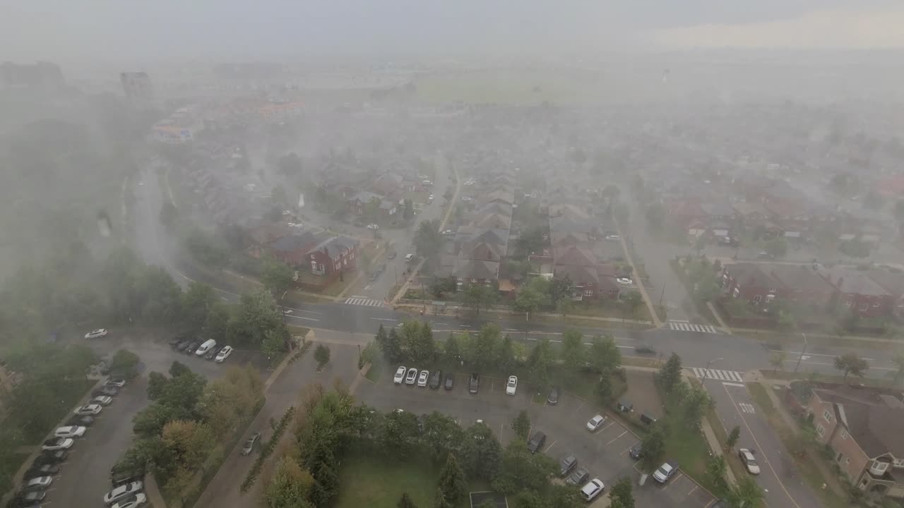 дорога и обширные жилые дома, в дождливый день