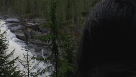 Mädchen,-Das-Einen-Dramatischen-Wasserfall-Im-Wald-Beobachtet