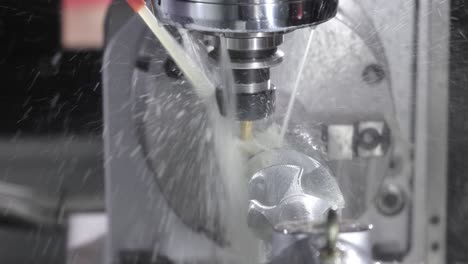 Fresadora-Cnc-Para-Trabajar-Metales.-Tecnología-De-Procesamiento-Moderna-De-Corte-De-Metal.