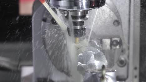 금속 가공 cnc 밀링 기계. 금속 절단 현대 가공 기술.