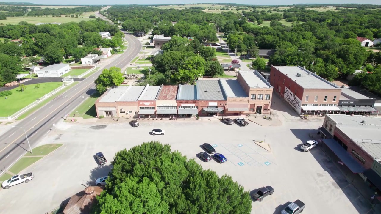 Luftvideo af St. Jo i Texas. Kameraet bevæger sig mod vest og flyver over Heritage Park.