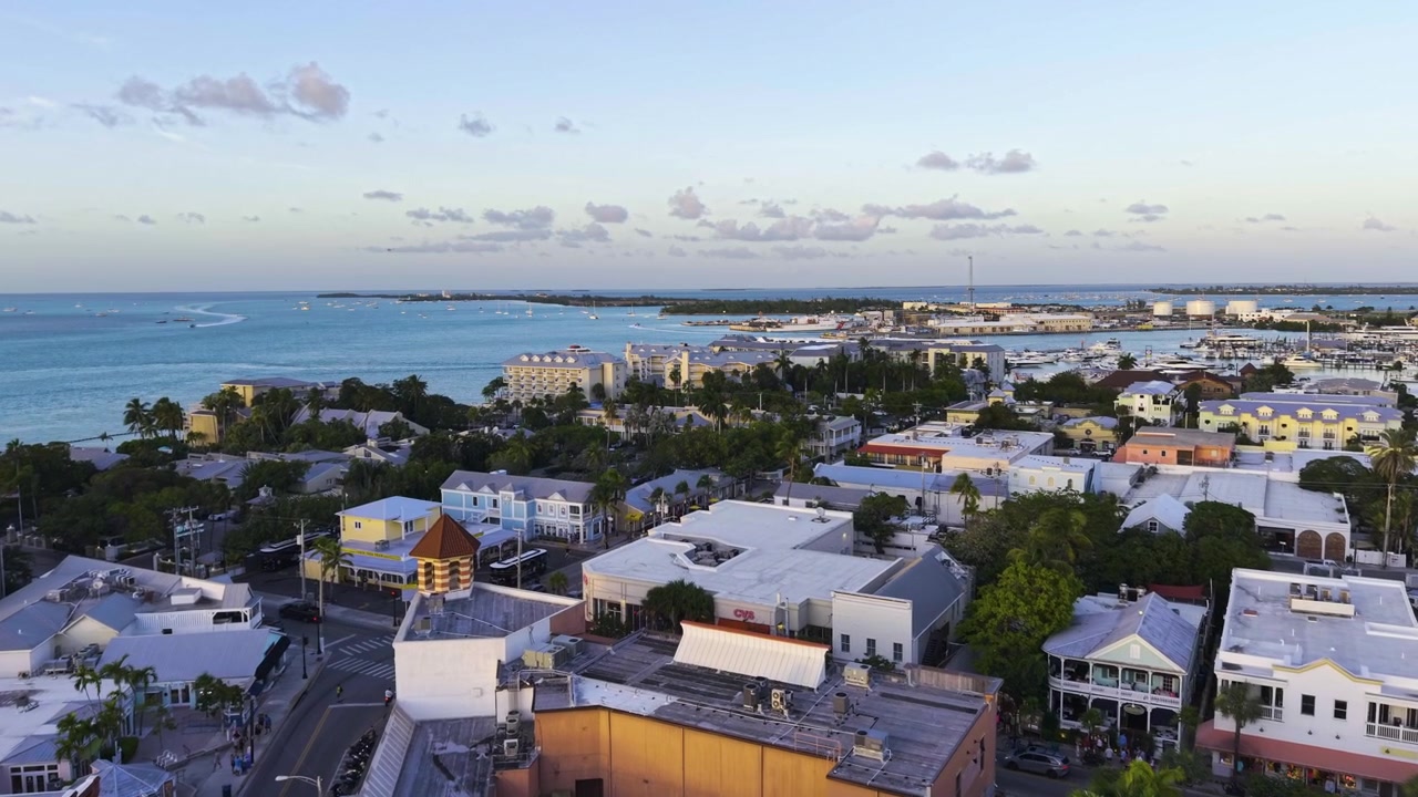 Cảnh quay drone thành phố Key West sôi động, vào một buổi chiều nắng đẹp ở Florida, Hoa Kỳ.