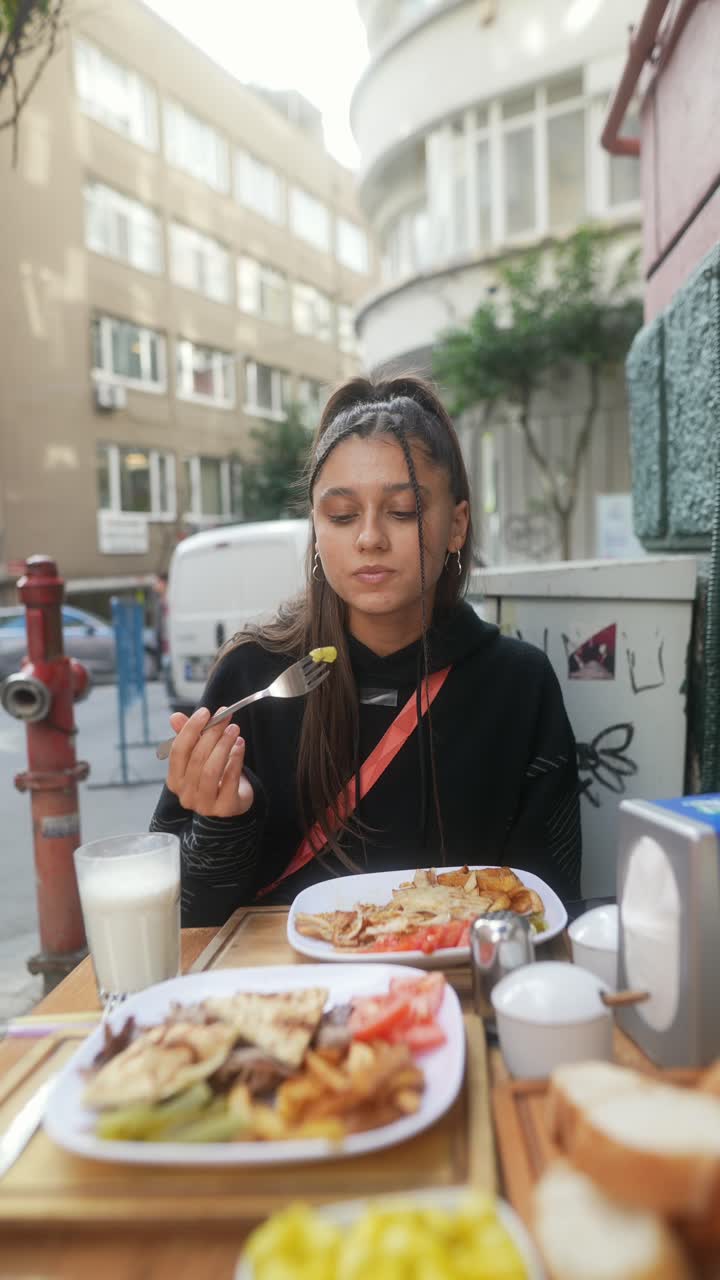 mujer comiendo comida de calle turca