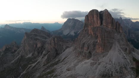 阿維魯山峰 (dolomites) 位於多洛米特山脈上