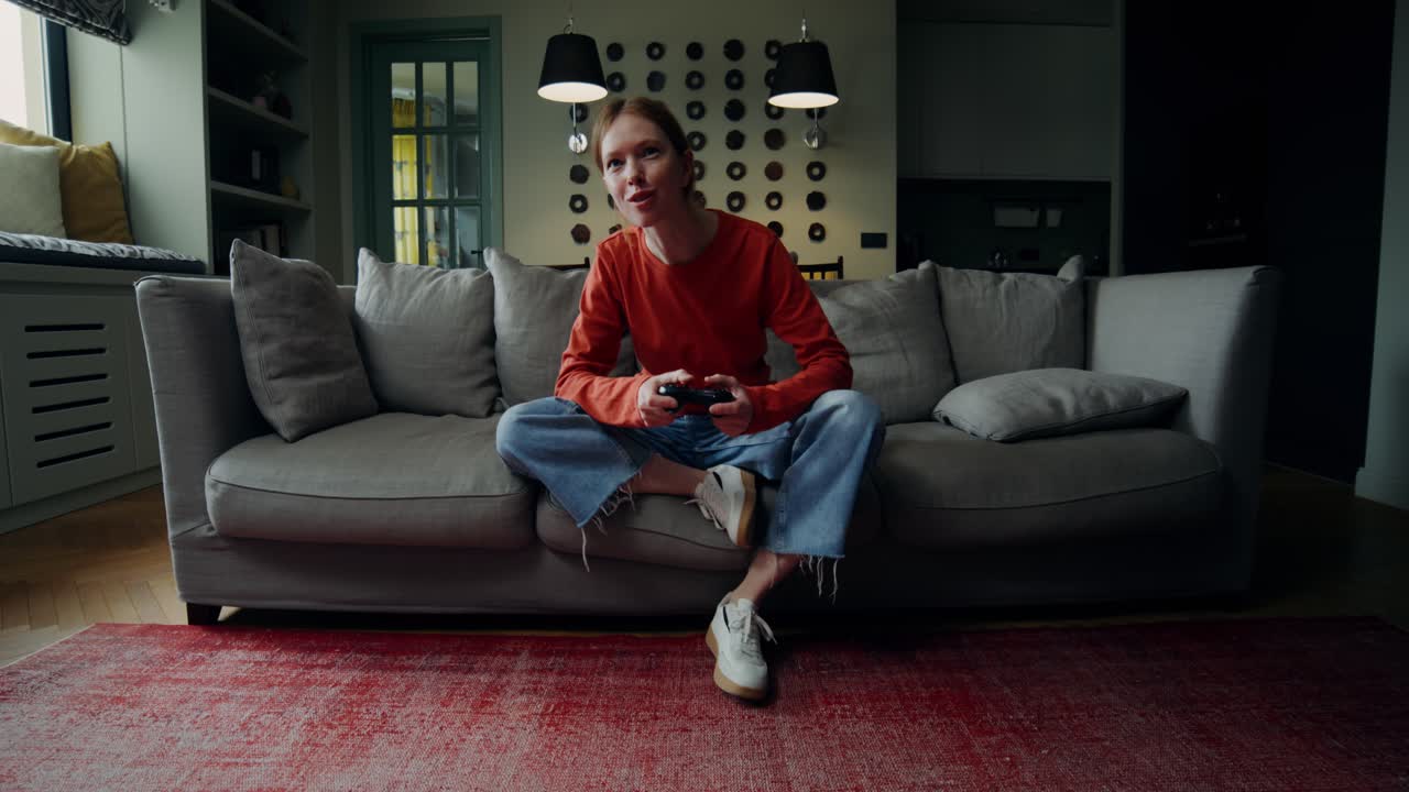 집에서 비디오 게임을 하는 여자