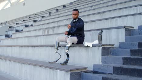 atleta discapacitado que usa un reloj inteligente 4k