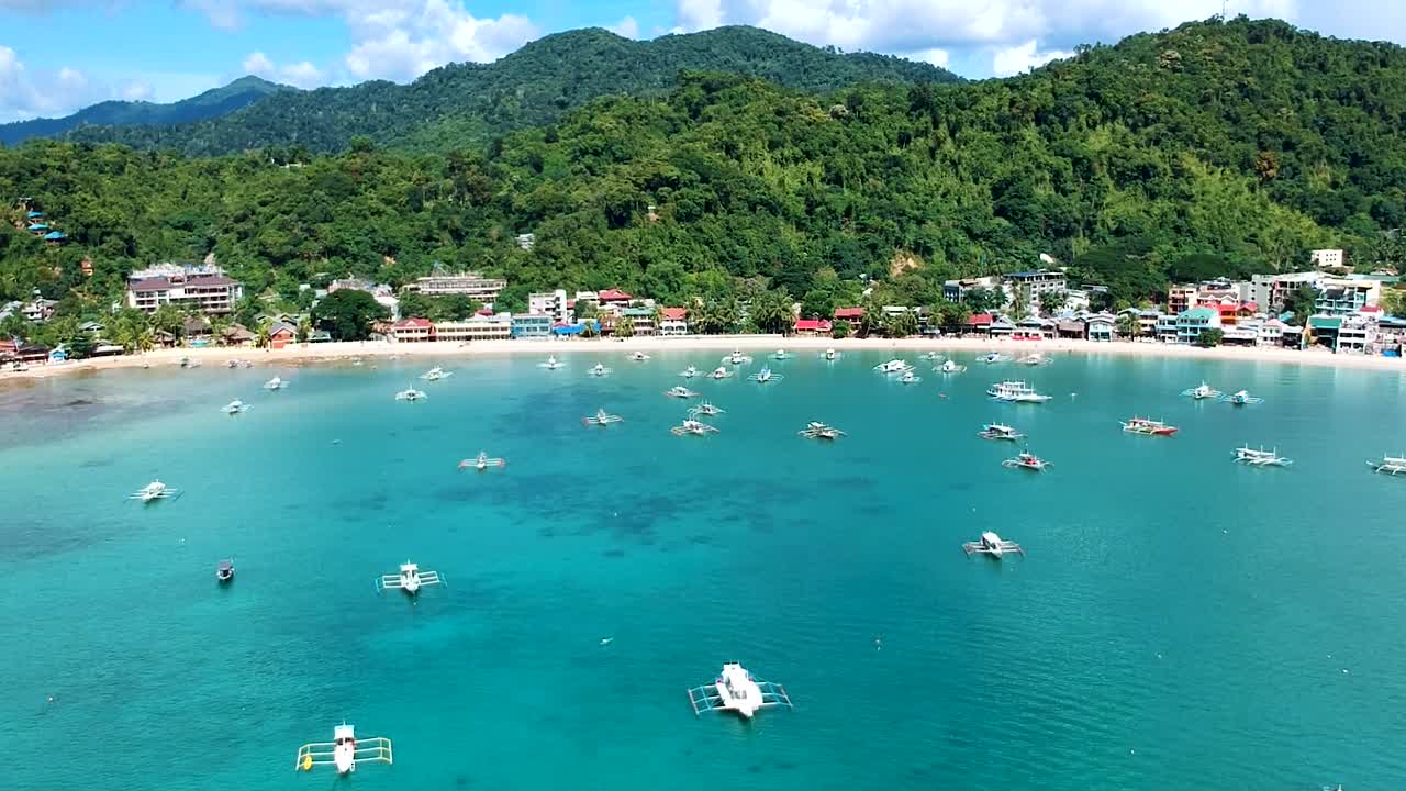 필리핀 팔라완 엘 니도 타운에 의해 바다에 정박한 보트의 공중 공개