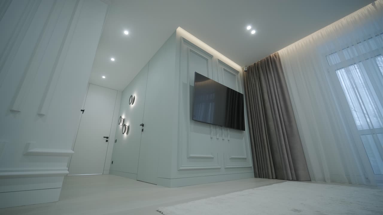 luxuosa sala de estar blanca con una decoración elegante