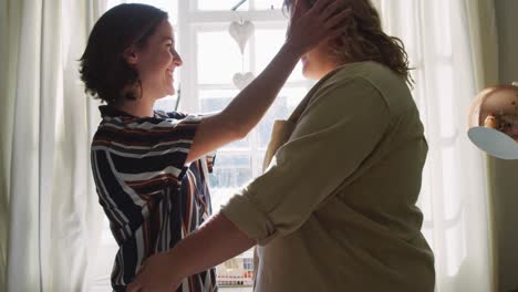 Pareja-De-Lesbianas-Caucásicas-Abrazando-Y-Sonriendo-Con-Perro