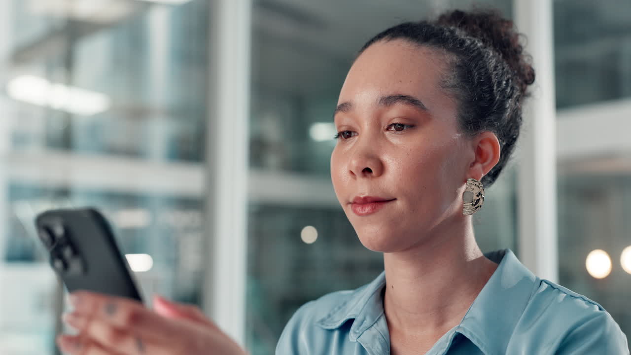 Donna che usa lo smartphone in ufficio