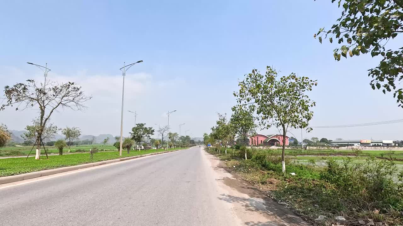 자연에 둘러싸인 평화로운 길