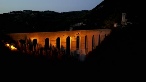 Luftaufnahme-Der-Beleuchteten-Ponte-Delle-Torri,-Markante-Bogenbrücke-In-Spoleto