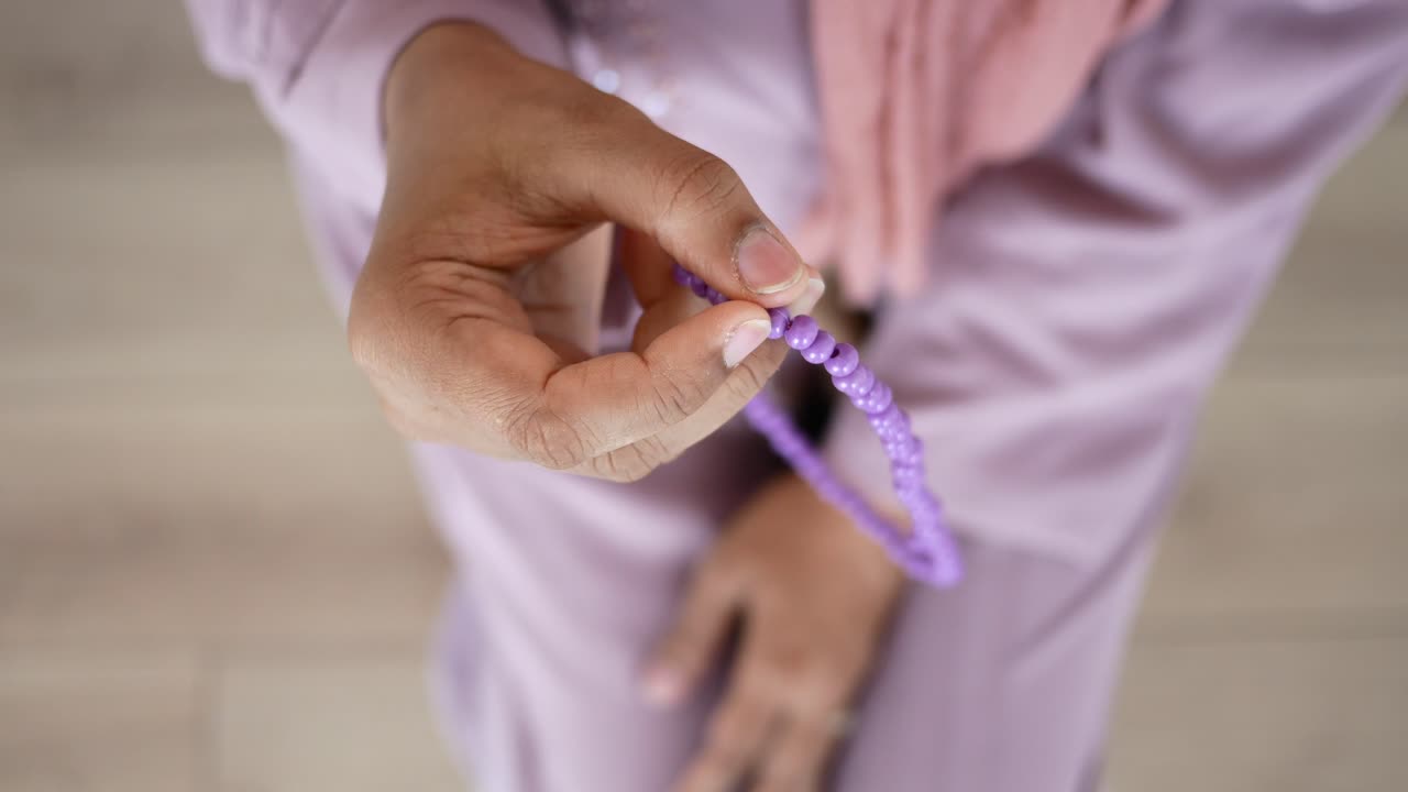 기도 구슬 을 들고 있는 여자