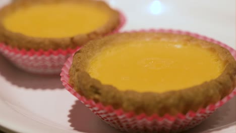 un enfoque estrecho de tartas de huevo de hong kong que consiste en una corteza de pastel exterior llena de crema de huewo