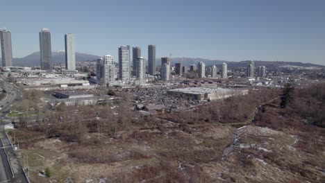 rascacielos y zona industrial de la ciudad de burnaby, región continental inferior de columbia británica, canadá