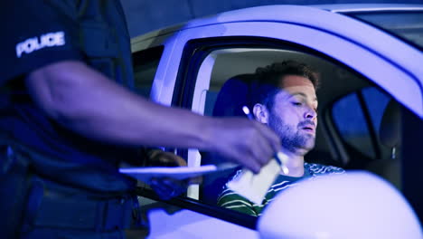 oficial de policía realizando una detención de tráfico