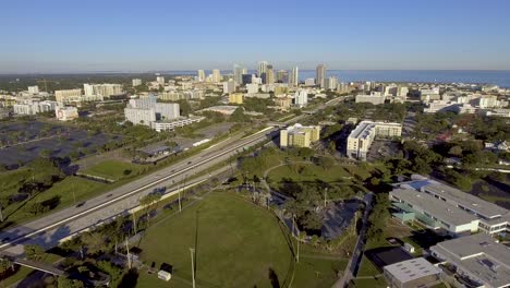 video de drones aéreos de 4k del horizonte frente al mar del centro de st