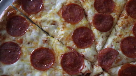 un tiro apretado de pizza de pepperoni