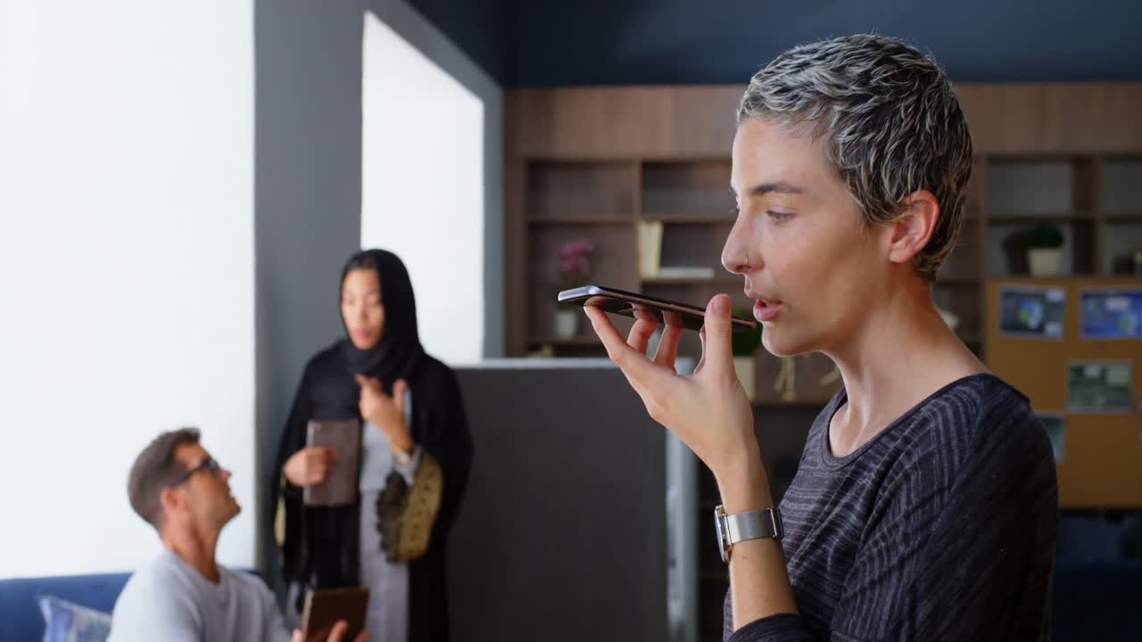 여성 경영자가 휴대 전화 4k로 이야기하고 있습니다.